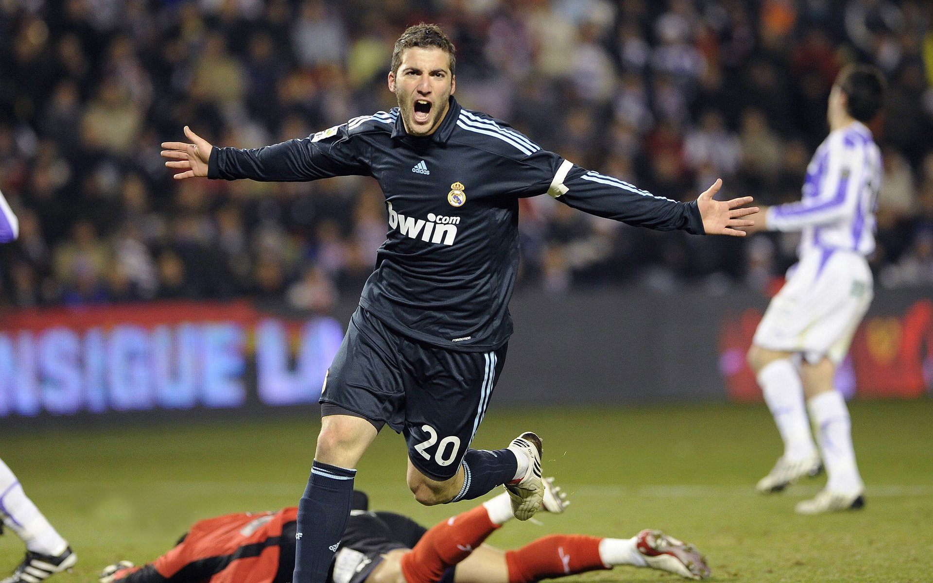 米兰体育官网首页-逆境战士：那些在欧冠中奋勇拼搏的英雄，逆境战士_那些在欧冠中奋勇拼搏的英雄们